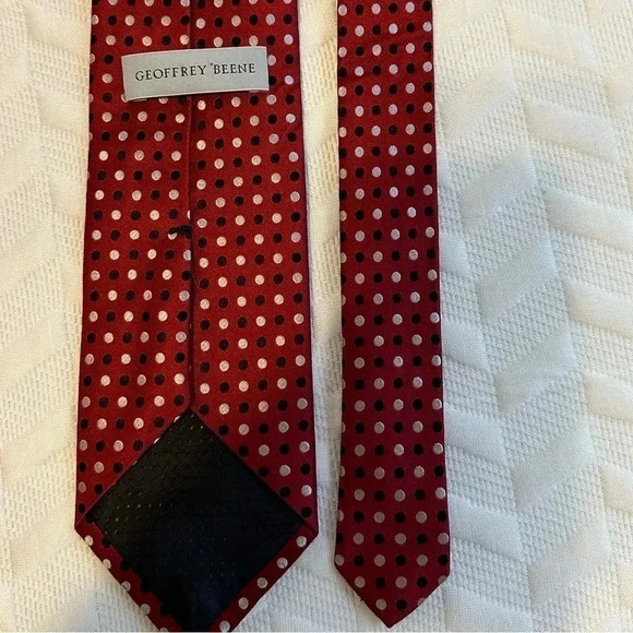 Geoffrey Beene tie, 100% silk, red with black and silver dots. - Picture 2 of 2